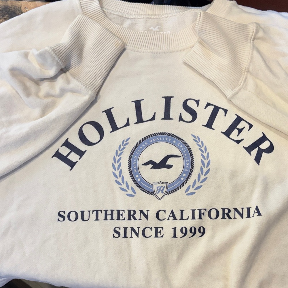 Hollister Cream Women’s Cropped Sweater